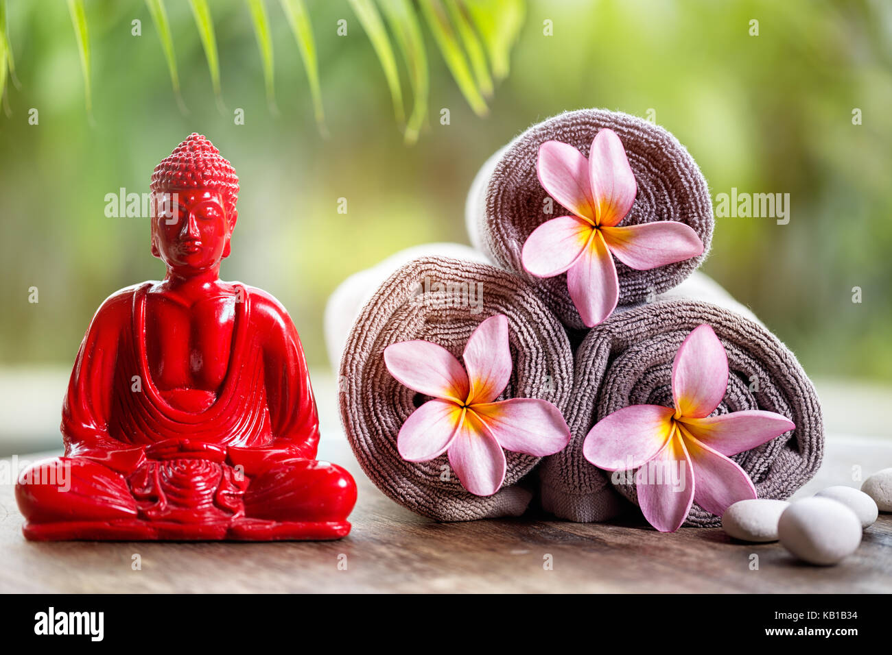 Buddha und Blume in Handtücher, wellness Hintergrund Stockfoto