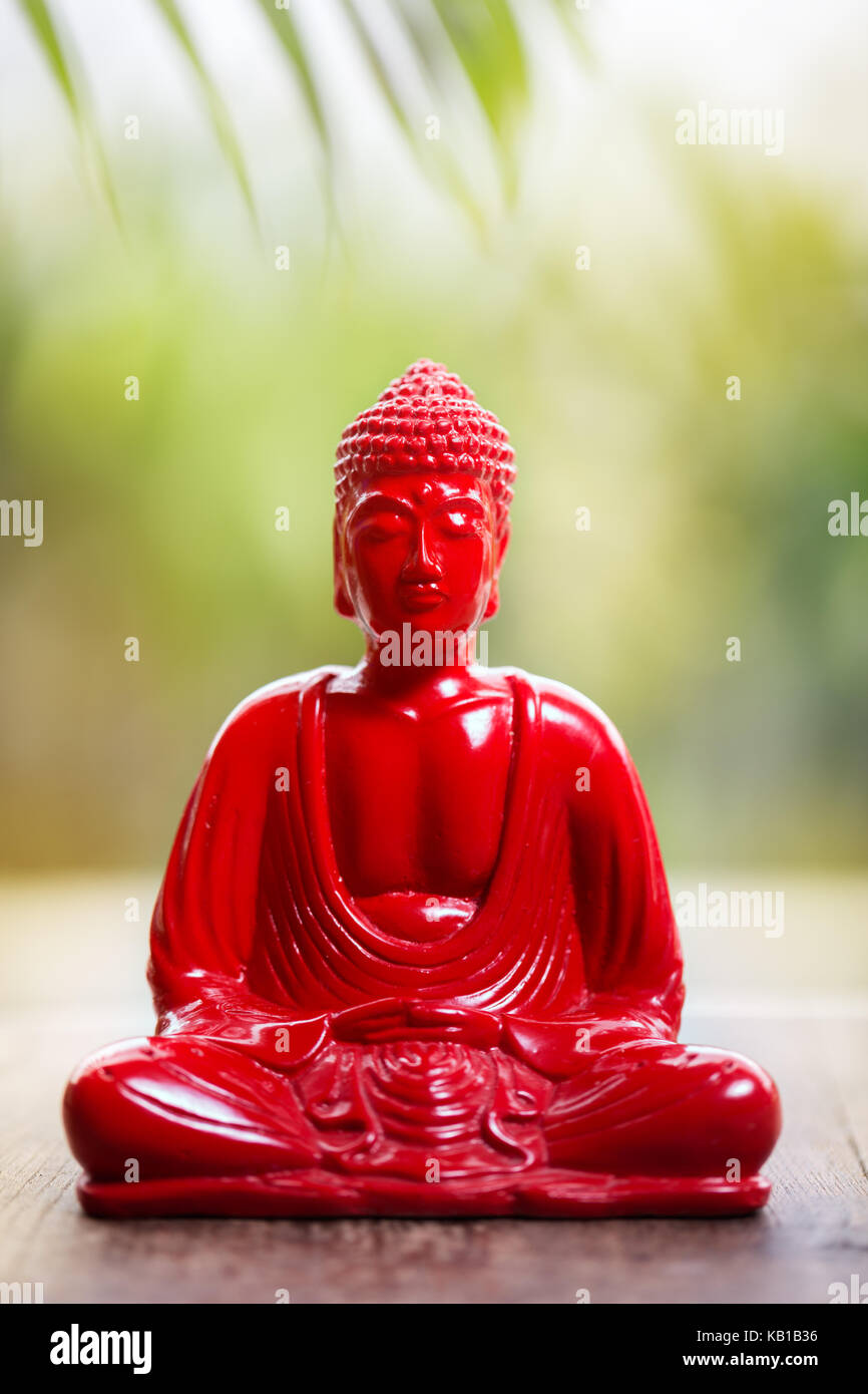 Red Buddha, die über helle Natur Hintergrund Stockfoto