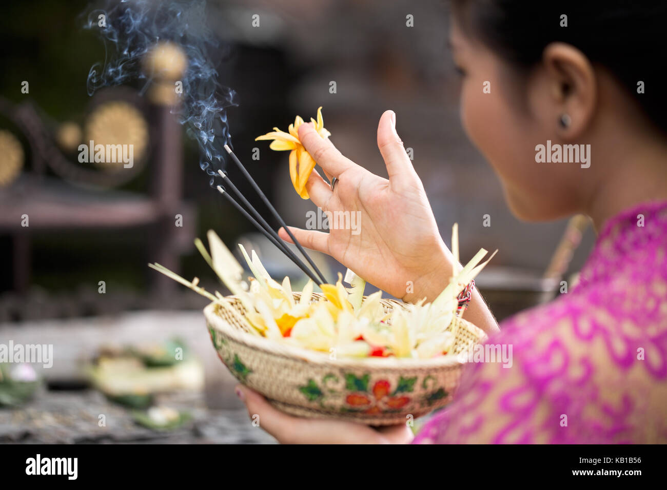 Traditionelle Angebot für Götter mit Aroma sticks Stockfoto