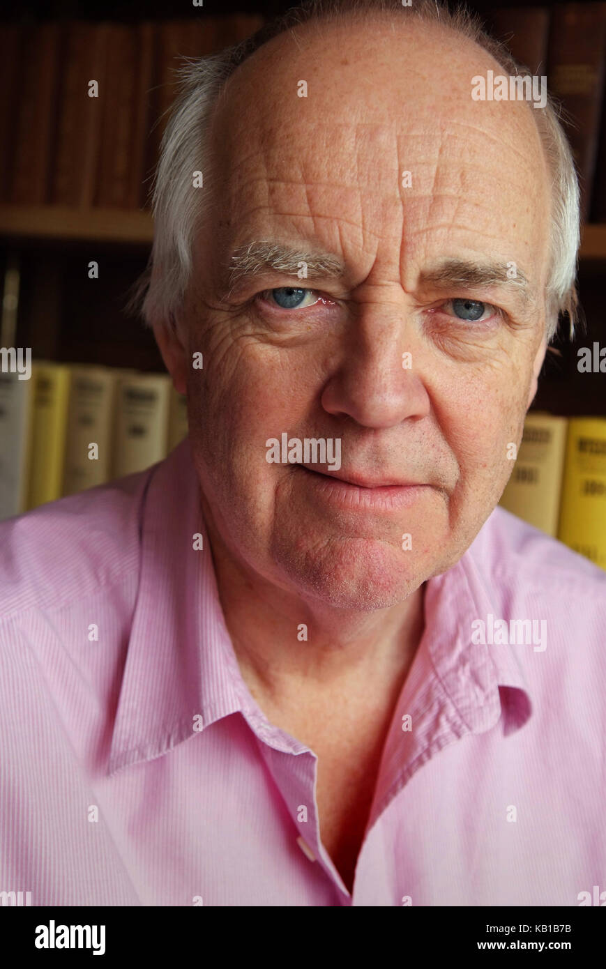 Sir Tim Rice mit seiner Sammlung der wisden Almanach an ...
