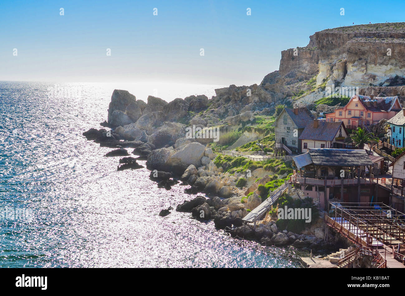 Popeye Village von einem ruhigen Mittelmeer, Malta Stockfoto