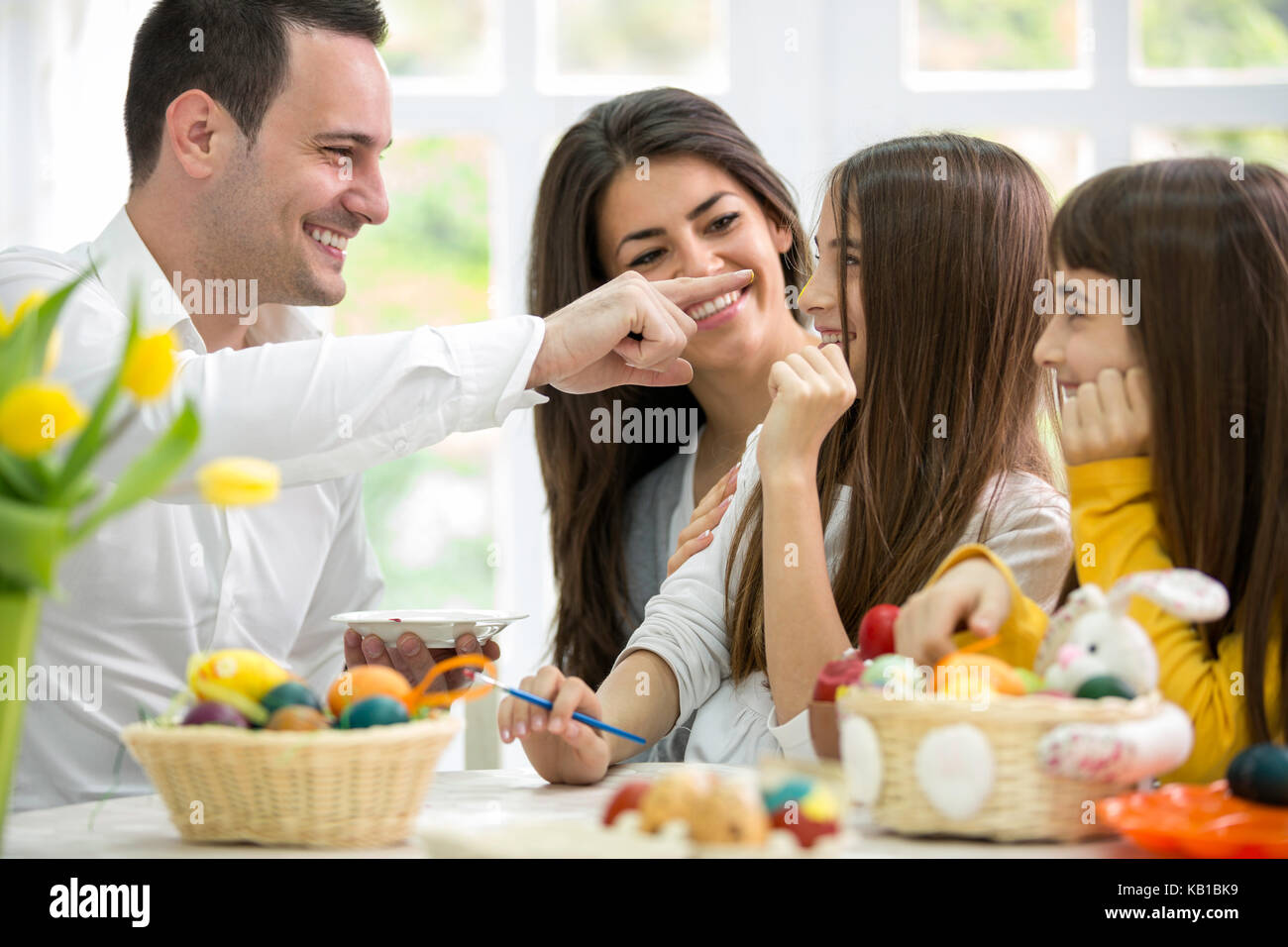 Glückliche Familie haben sie Spaß an Ostern Stockfoto