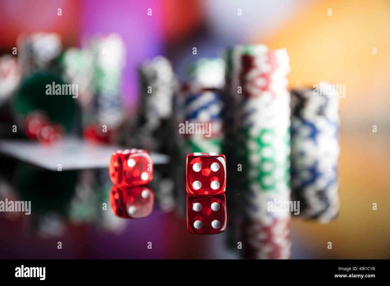 Casino Konzept. Roulette, Chips, Karten und Würfel auf bunten Bokeh. Stockfoto