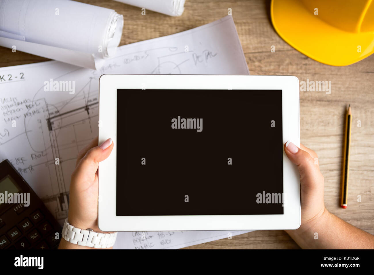 Tablet Architektur Ausstattung mit Werkzeug auf hölzernen Schreibtisch Stockfoto