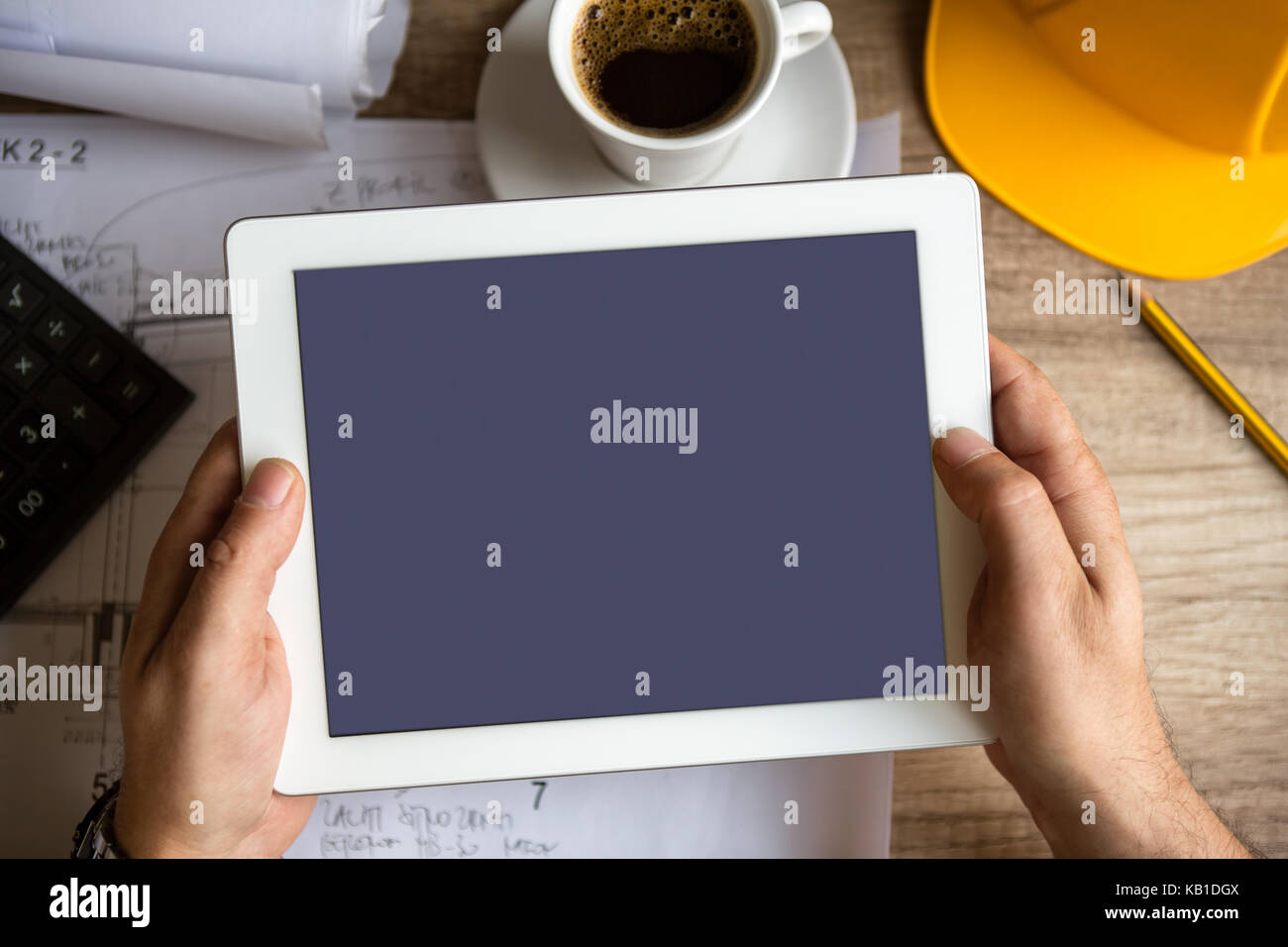 Auftragnehmer Holding tablet pc über Schreibtisch Stockfoto