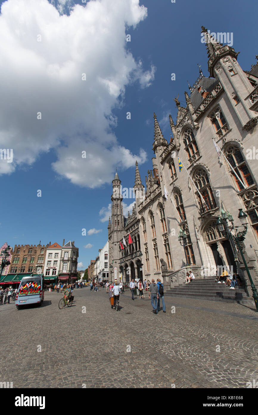 Stadt Brügge, Belgien. Markt Brügge, mit dem Landgericht Gebäude (ehemalige Waterhall) im Vordergrund. Stockfoto