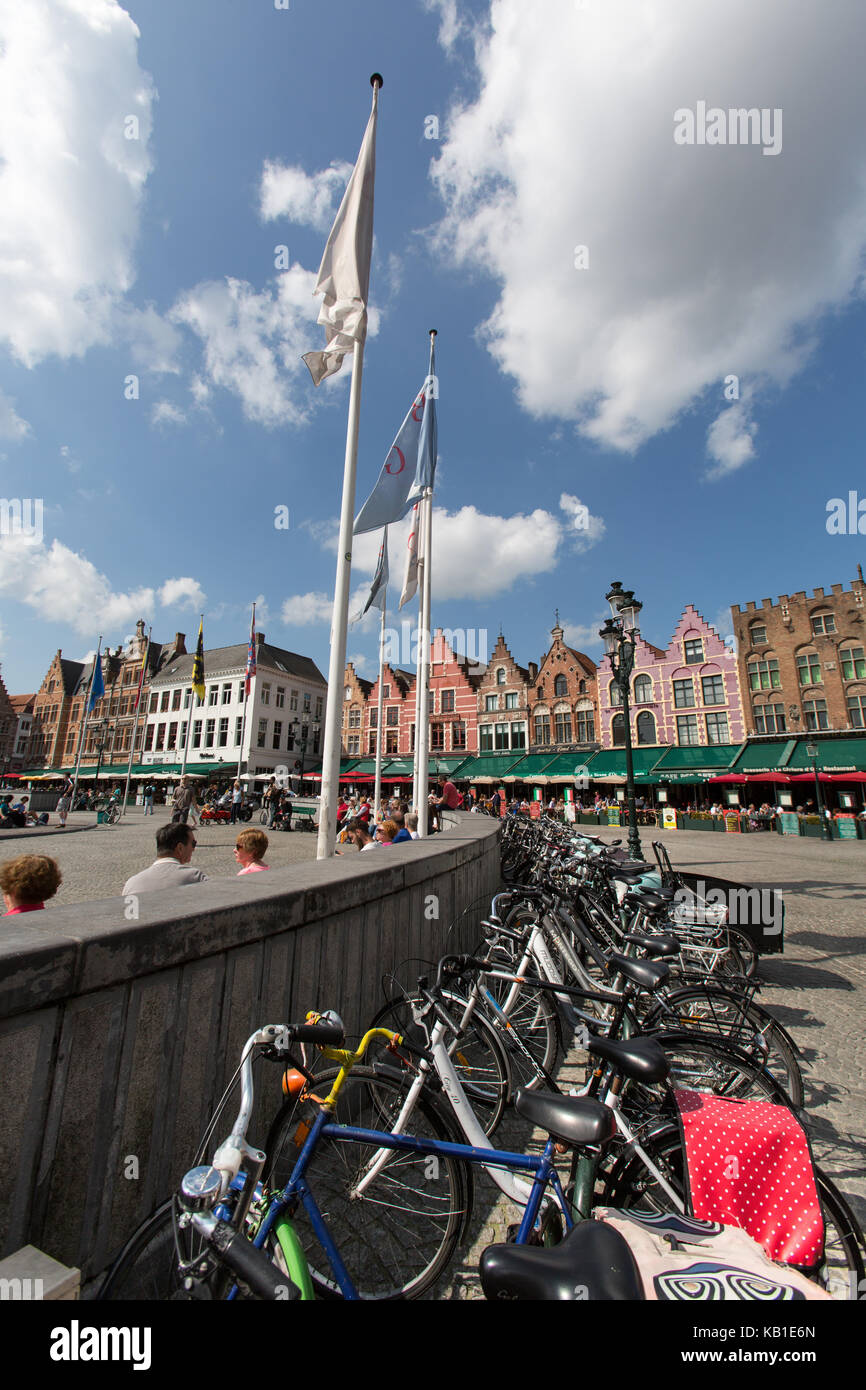 Stadt Brügge, Belgien. Malerische Ansicht von Fahrrädern in Brügge Marktplatz geparkt, Stockfoto