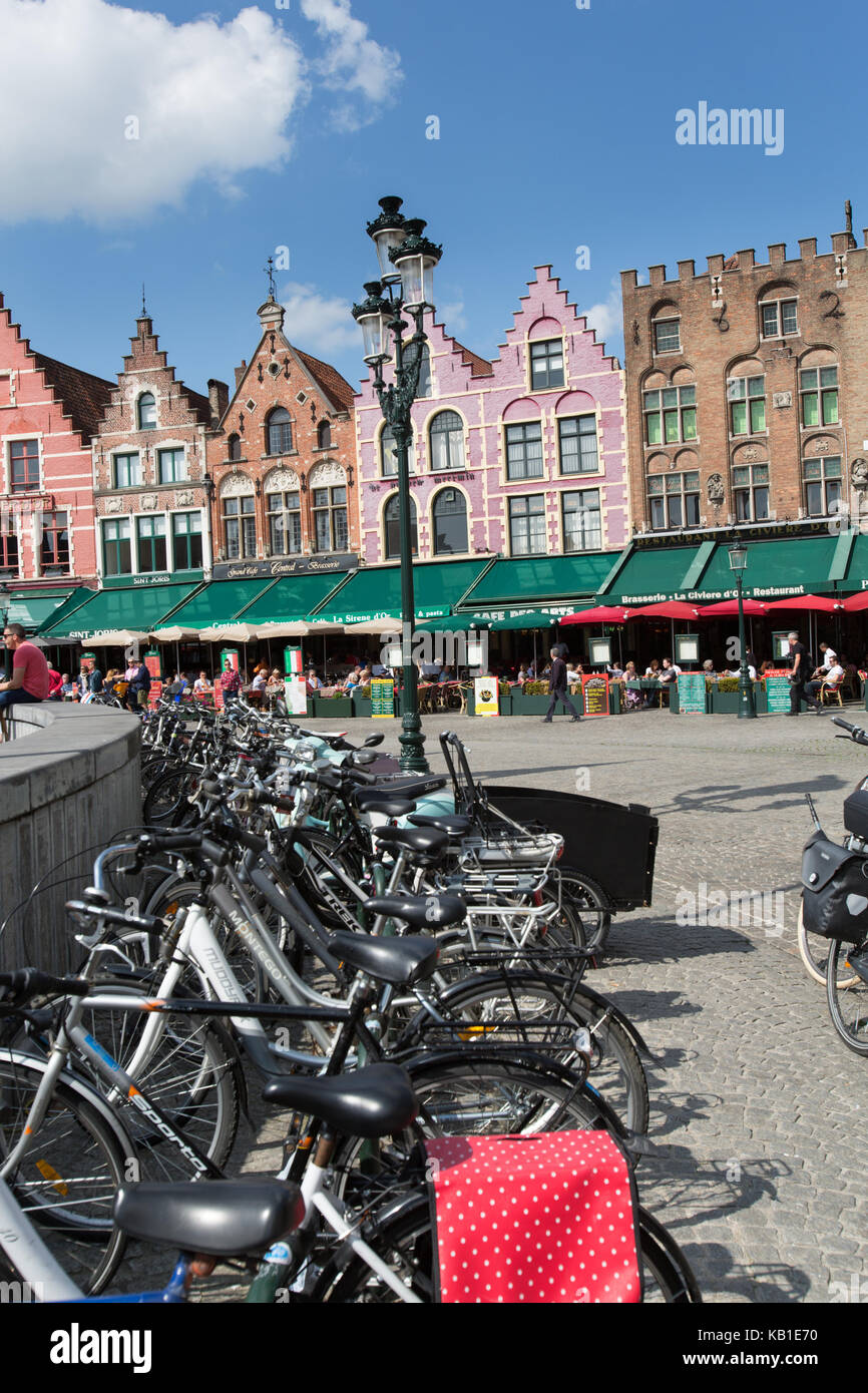 Stadt Brügge, Belgien. Malerische Ansicht von Fahrrädern in Brügge Marktplatz geparkt, Stockfoto