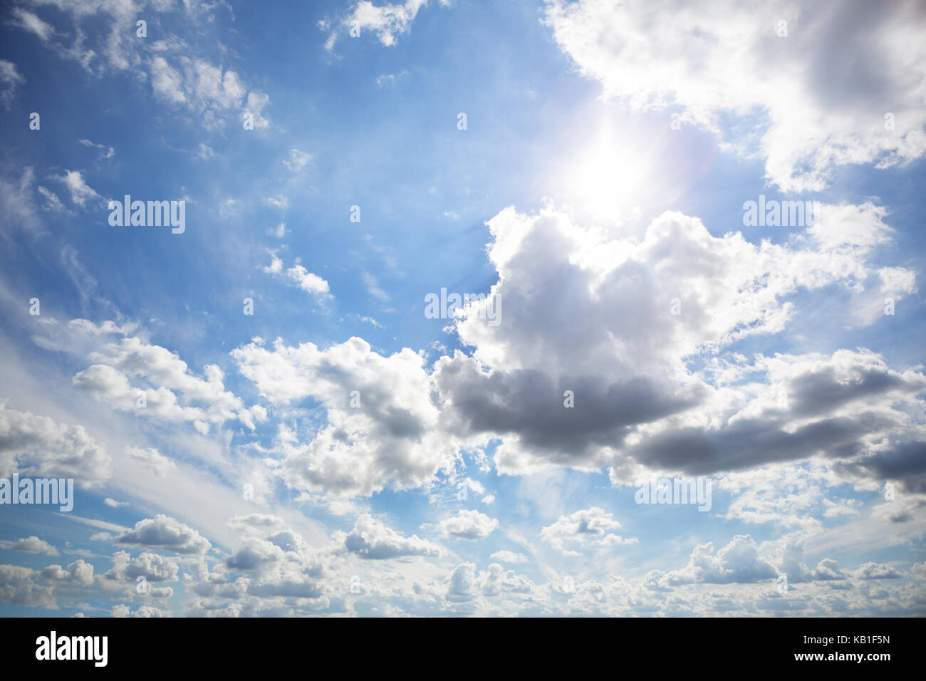 Schönen weißen Wolken am sonnigen Himmel Stockfoto