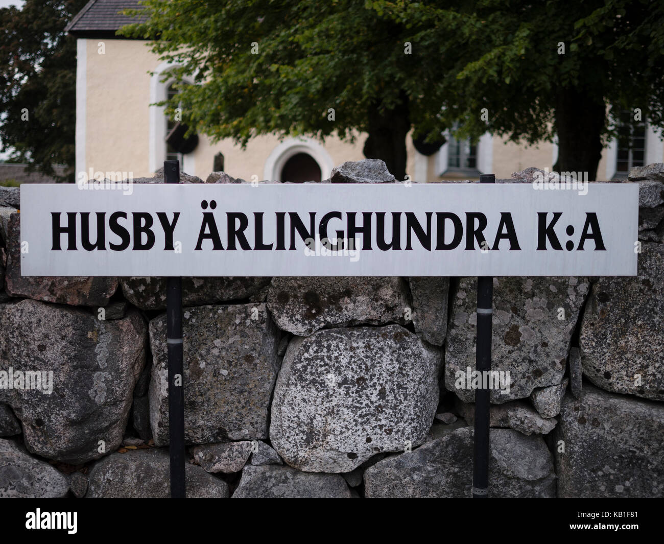 Straßenschild der Husby-Ärlinghundra Kirche, außerhalb von Märsta, Sigtuna, nördlich von Stockholm in Uppland, Schweden, Europa. Stockfoto