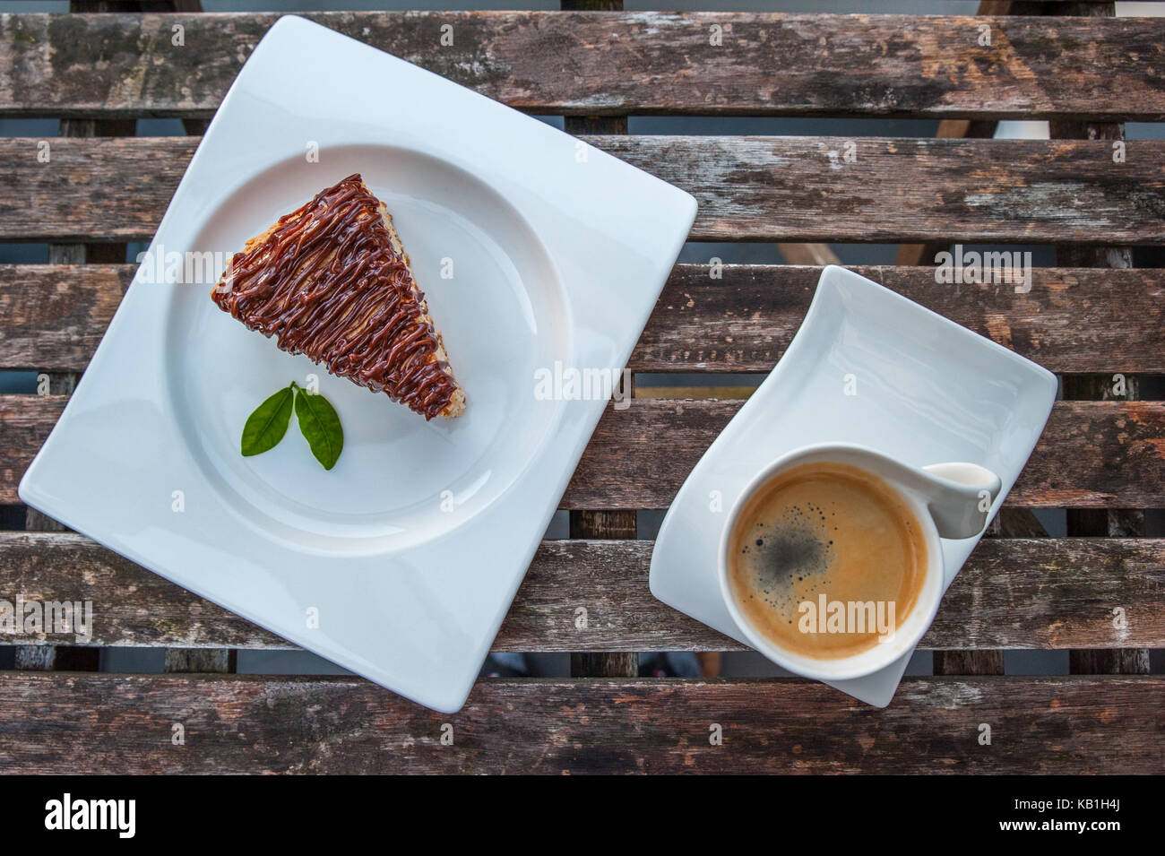 Hausgemachte Schokolade Kuchen mit Tasse Kaffee Stockfoto