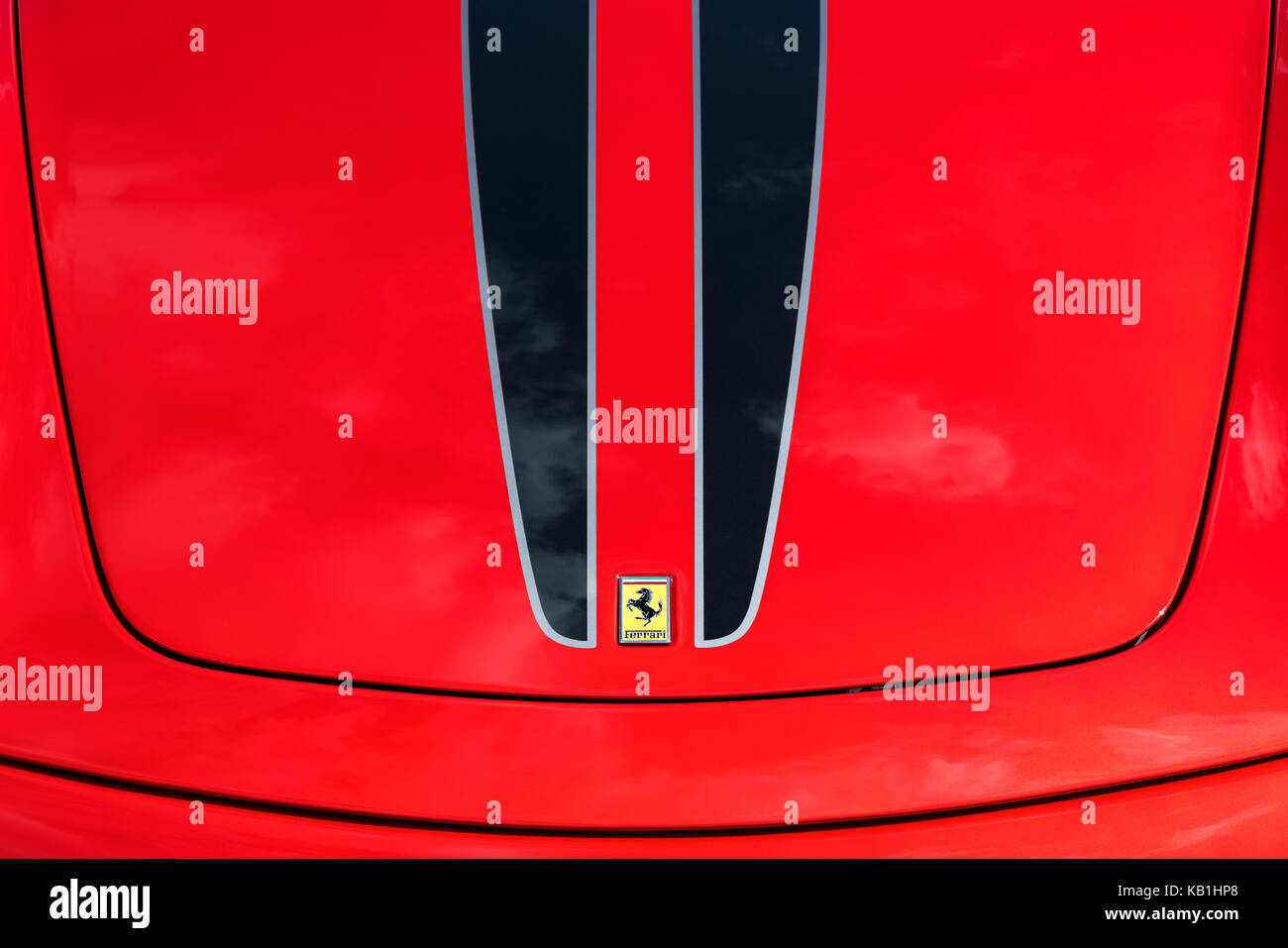 Ferrari 430 Scuderia Motorhaube Detail mit Abzeichen und rote Lackierung. Stockfoto