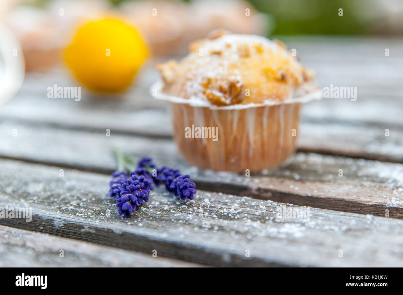 Hausgemachte Kuchen mit frischen Zitronen- und Lila Blume Stockfoto