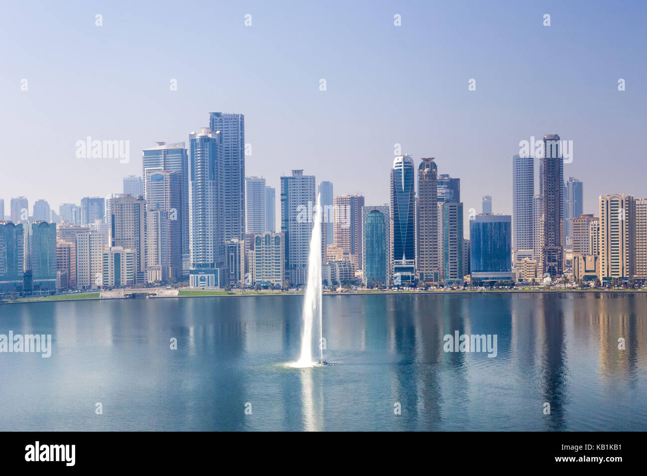 Blick auf die Skyline von Sharjah, khalued Lagune, Stockfoto