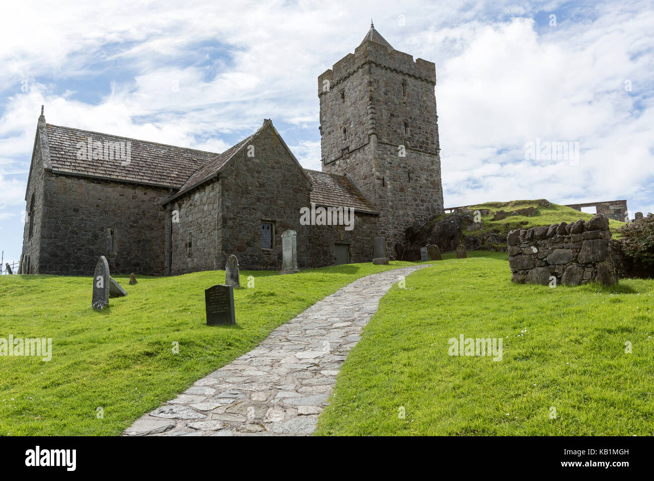 St. Clemens Kirche aus dem Weg, der zum Haupteingang, Rodel im Harris Insel, schottische Äußere Hebriden Stockfoto