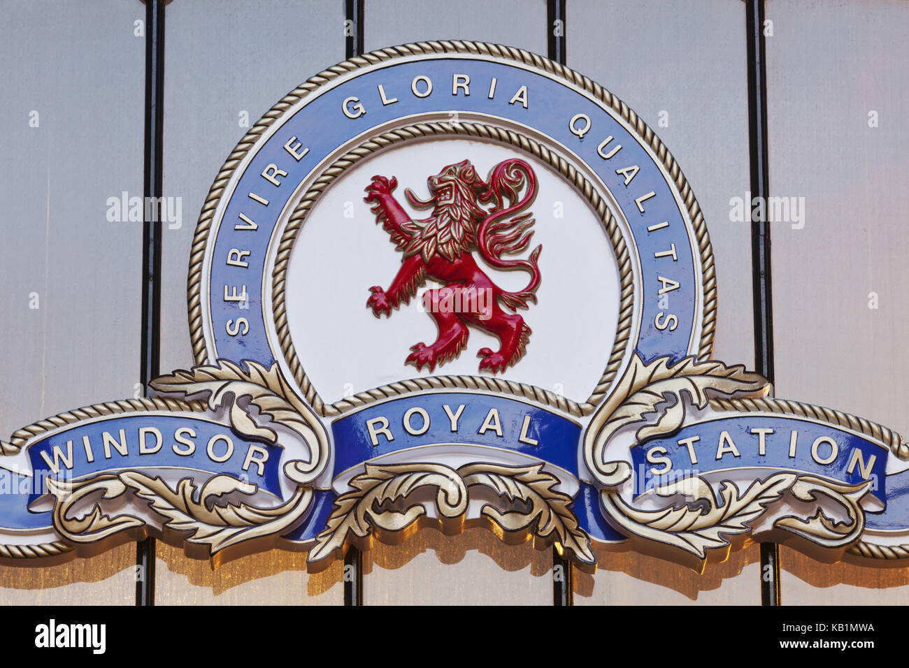 England, Berkshire, Windsor, Windsor Royal Station, Eingang, Wappen, Wappen, Stockfoto