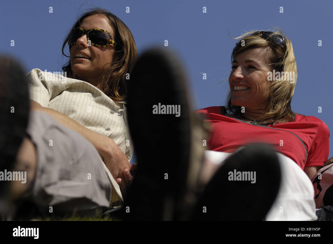 Zwei Frauen liegen in der Wiese, Stockfoto