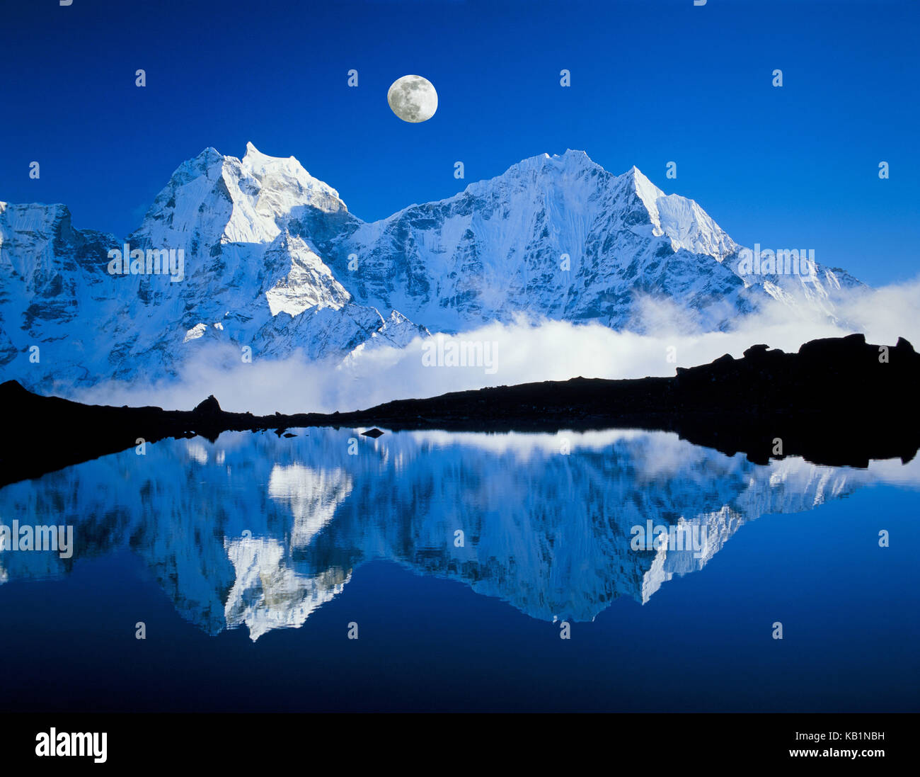 Tramserku und Kang tega mit Bergsee, Stockfoto