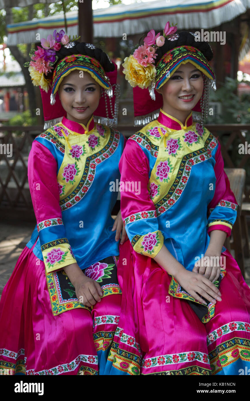 Zwei junge Mädchen in traditioneller Kleidung, Splendid China Park, shenzhin, Stockfoto