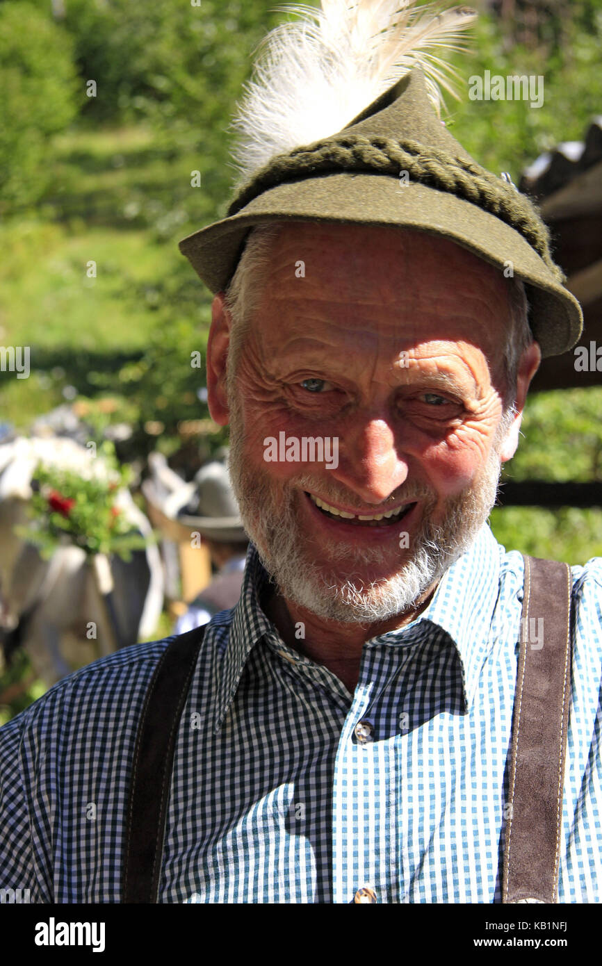 Fröhlicher Tiroler Almbauer beim Almabtrieb (im Herbst feierliche Abfuhr von Tieren von den Almen ins Tal) in Jerzens, Tirol, Pitztal, Österreich, Stockfoto