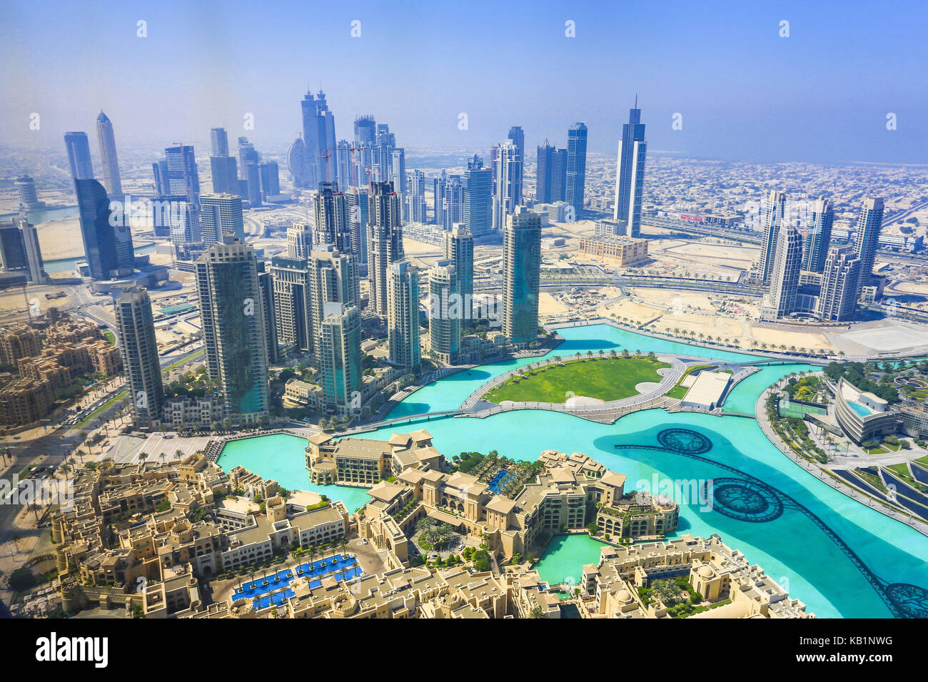 Blick auf den Emaar Park und das Burj Khalifa Gebäude, Dubai, Stockfoto