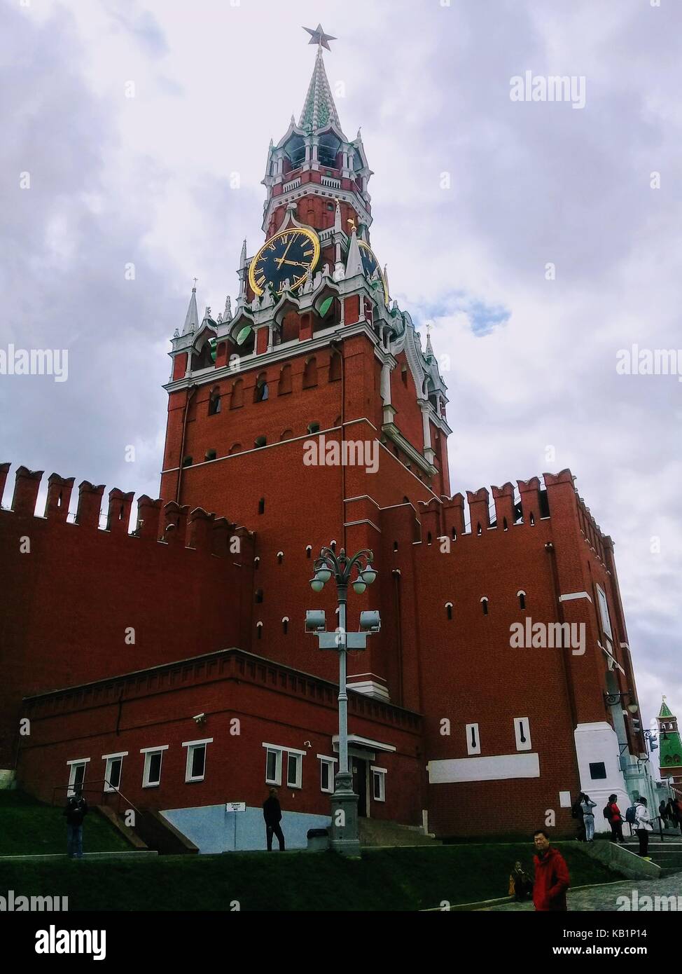Spasskaja Turm der Kreml in Moskau, auf dem eine riesige Zifferblatt installiert ist. Stockfoto