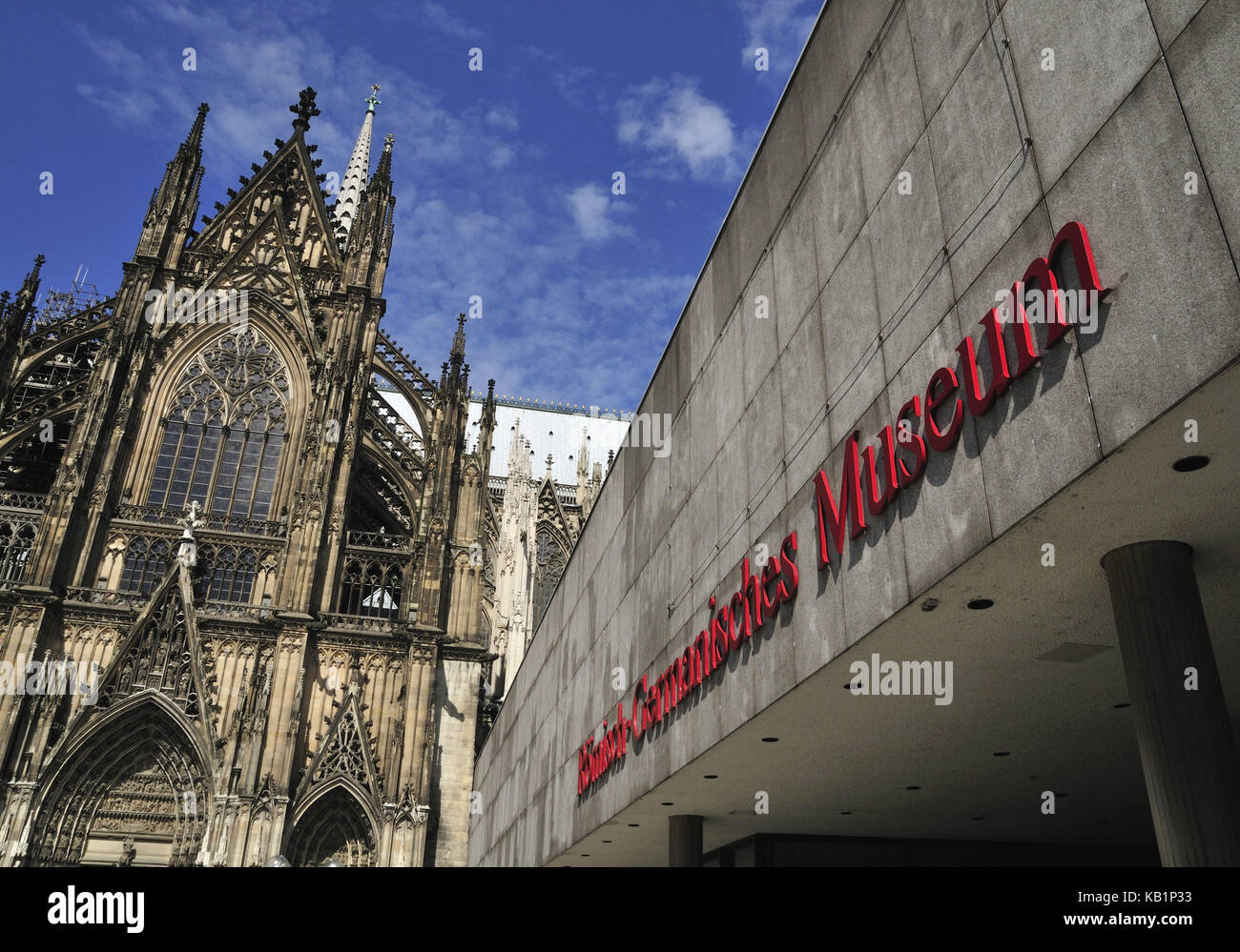 Deutschland, Nordrhein-Westfalen, Köln, Stadt, Kölner Dom, südportal, rechts römisch-germanisches Museum, Stockfoto
