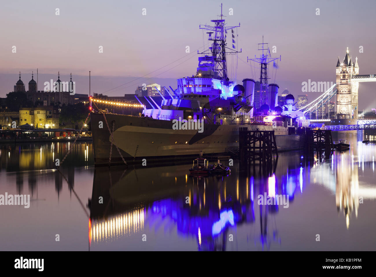 England, London, Southwark, Kriegsmuseum, beleuchtete Imperial War Museum, das Kriegsschiff HMS Belfast, Abend, Stockfoto