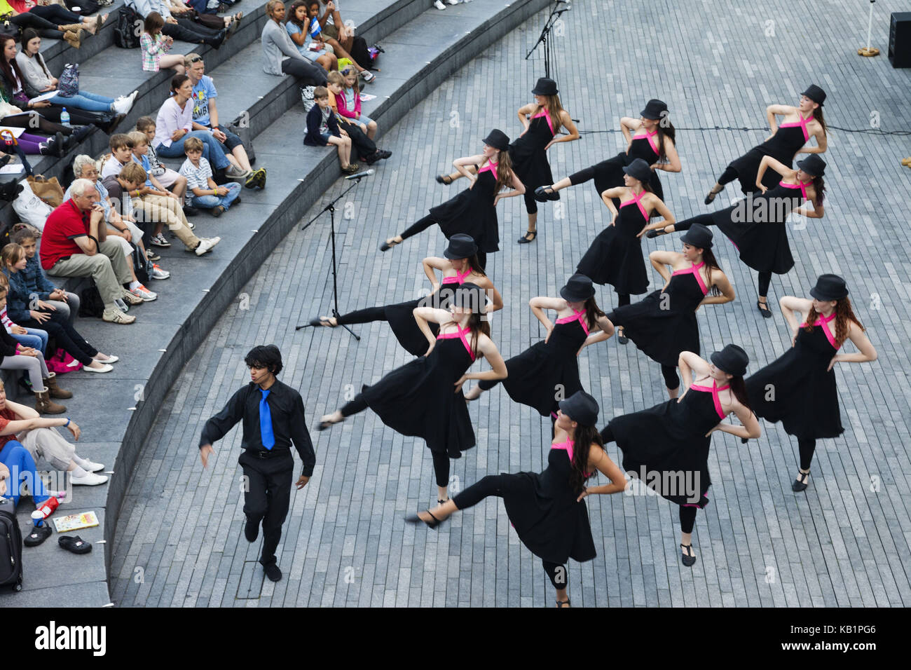 England, London, Southwark, Tanzshow im Open Air Theater 'The Scoop' vor dem Rathaus, Stockfoto