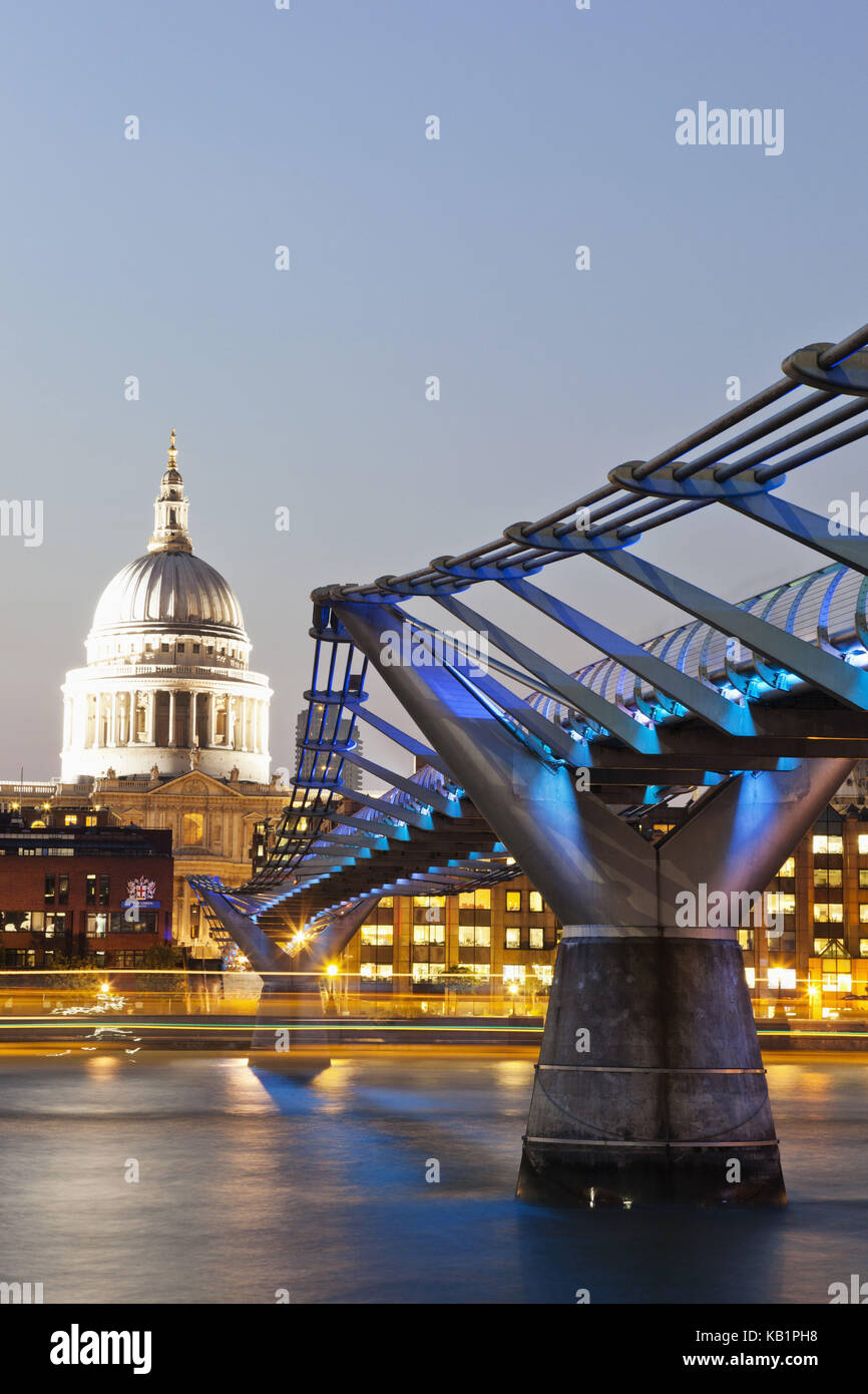 England, London, die Stadt, St. Paul's Cathedral und Millenium Bridge, beleuchtet, am Abend, Stockfoto