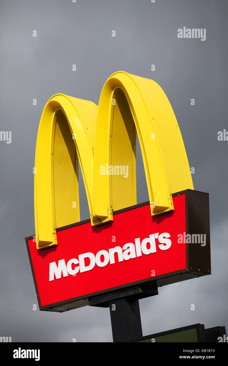 McDonalds Logo gegen dunkle Wolken Stockfoto
