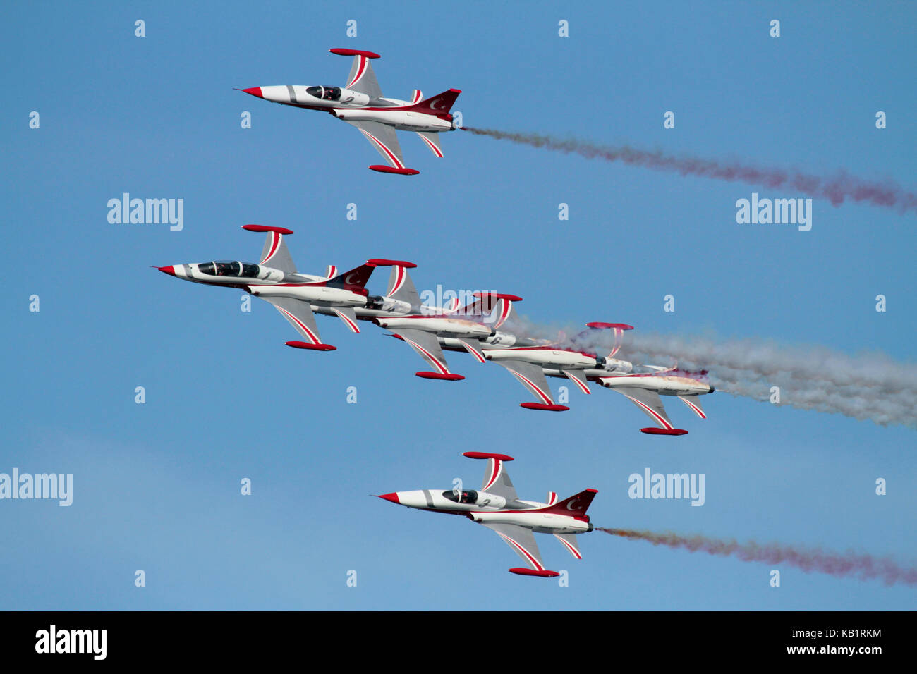 Die Turkish Stars aerobatic Display Team fliegen Ihre NF-5 Kampfjets in enger Formation Stockfoto