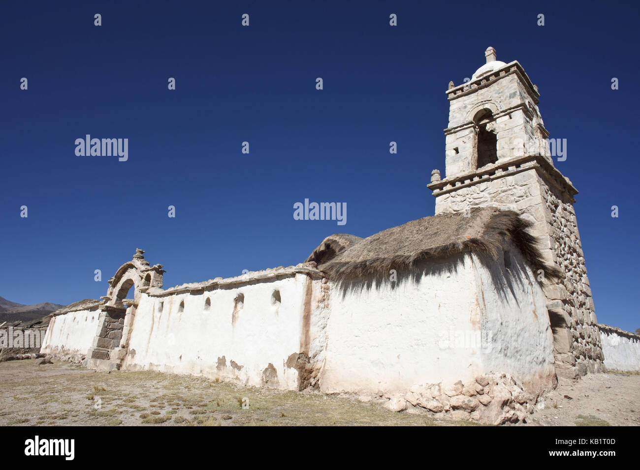 Bolivien, Nationalpark Sajama, Kirche, Stockfoto