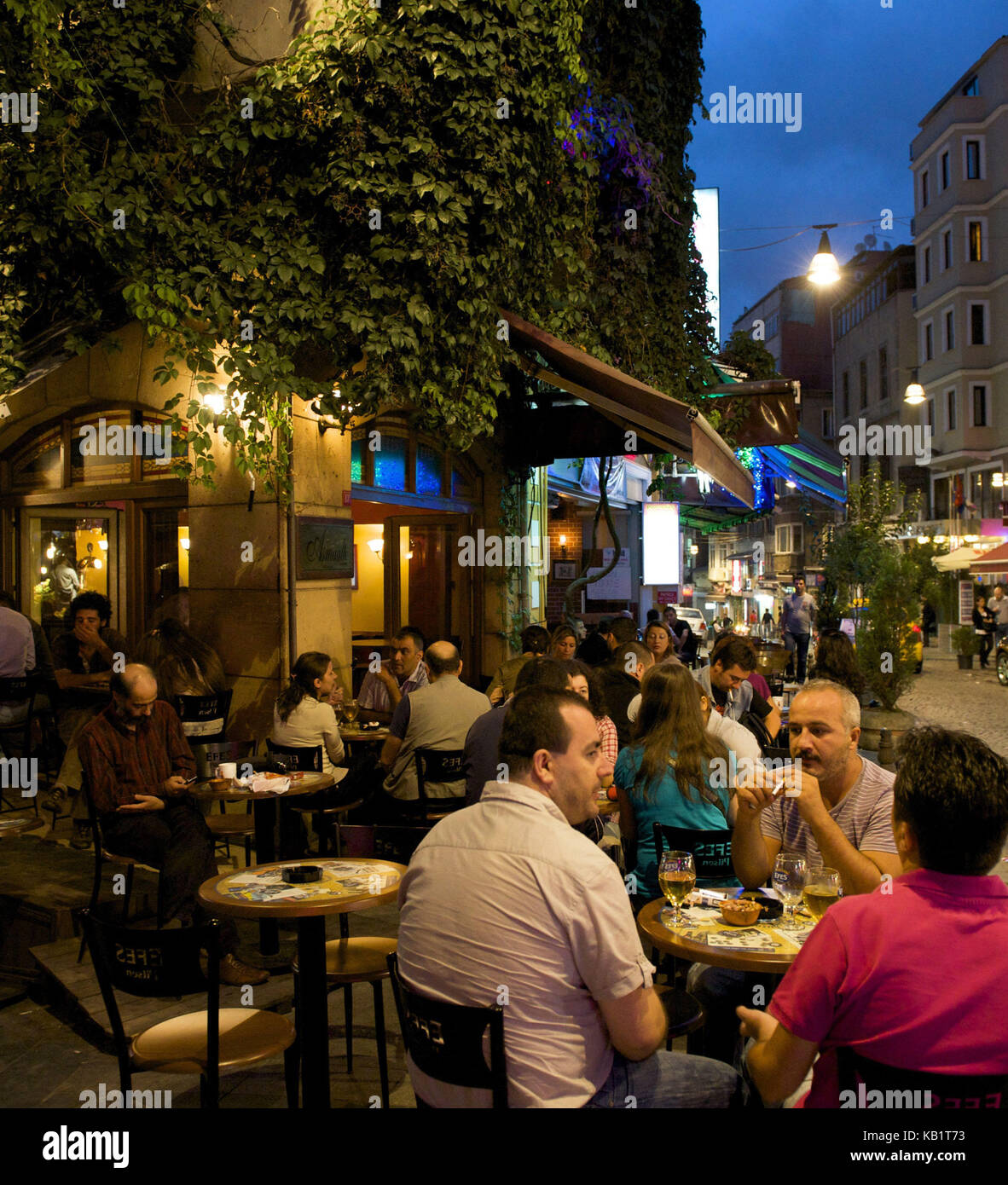 Türkei, Istanbul, Beyoglu, Stadtteil Taksim, in den kleinen Straßen mit Istiklal Caddesi, Cafes und Restaurants. Stockfoto