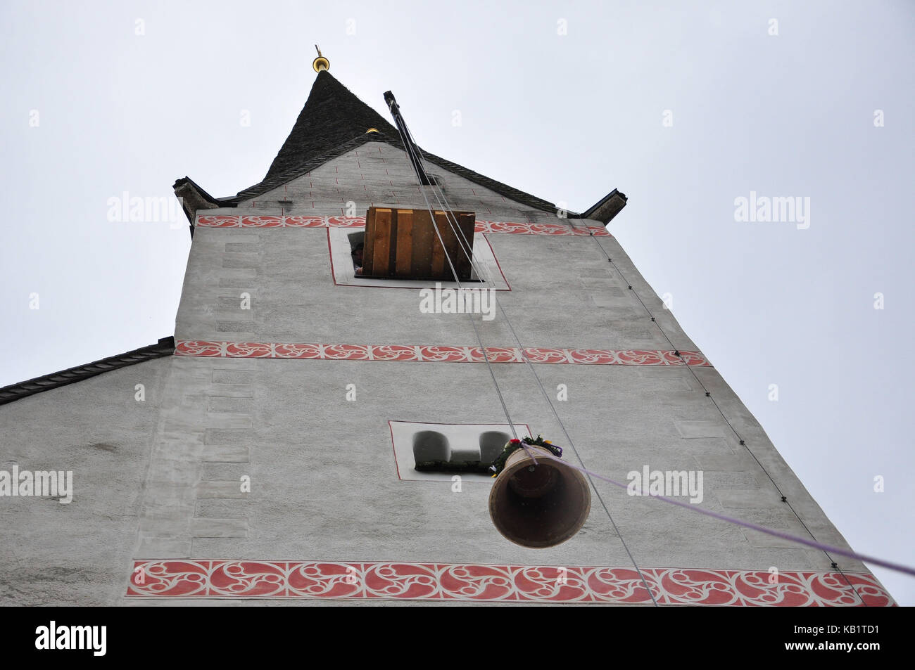 Deutschland, Bayern, Garmisch-Partenkirchen, alte Kirche, Glocke Einweihung, Kirche Bell nach oben gezogen wird, Stockfoto