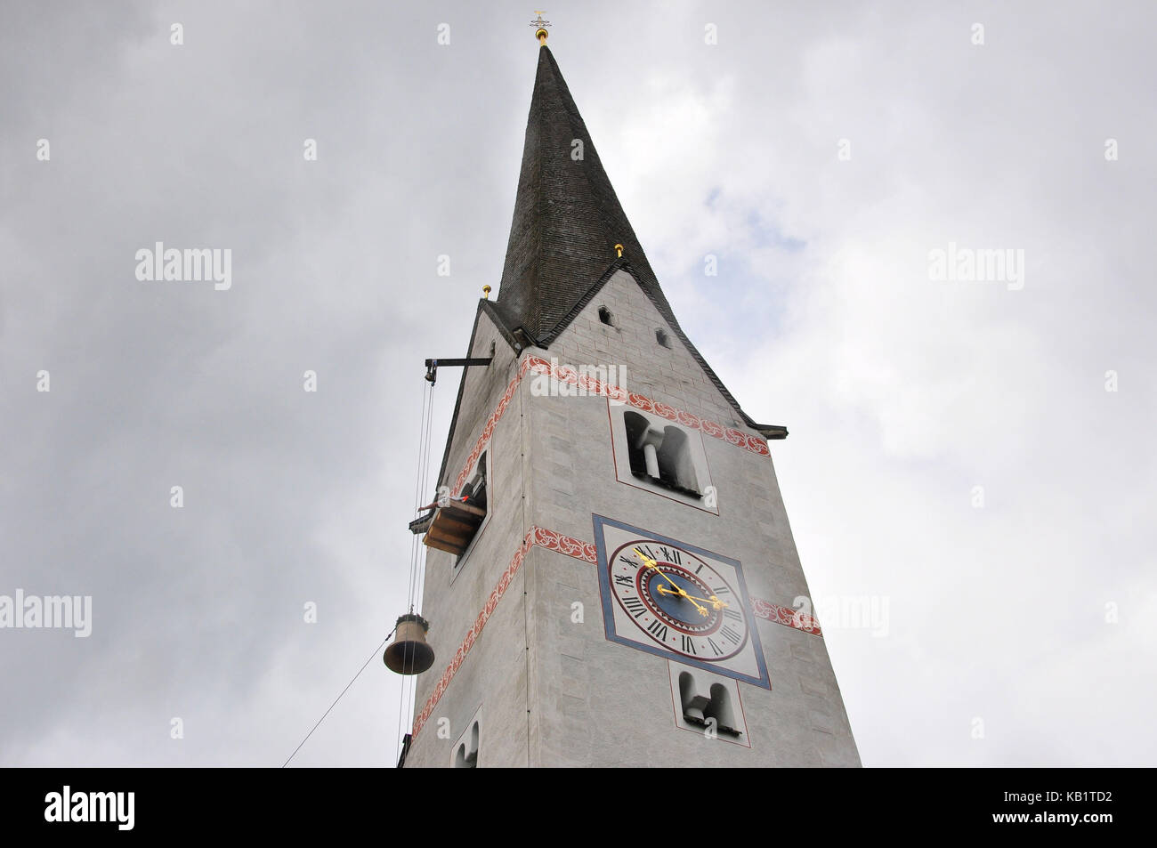 Deutschland, Bayern, Garmisch-Partenkirchen, alte Kirche, Glocke Einweihung, Kirche Bell nach oben gezogen wird, Stockfoto
