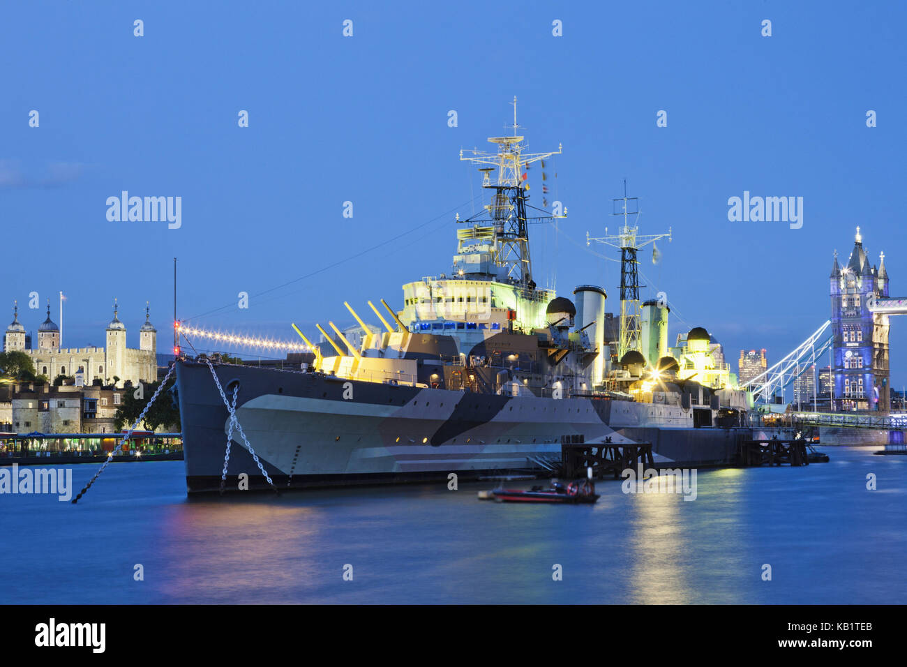 England, London, Southwark, Kriegsmuseum, beleuchtete Imperial War Museum, das Kriegsschiff HMS Belfast, Abend, Stockfoto