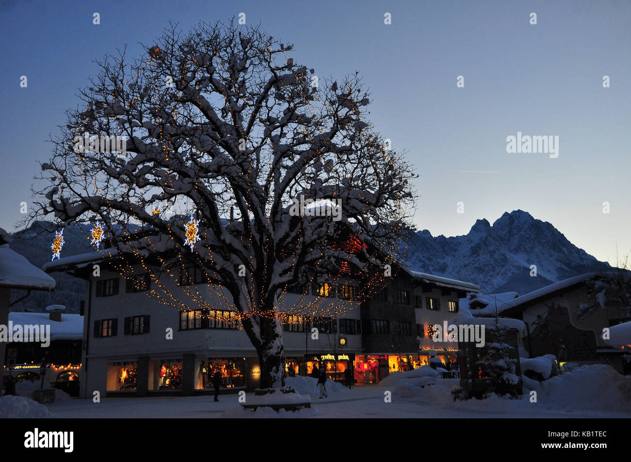 Deutschland, Bayern, Garmisch-Partenkirchen, Weihnachtsdekoration auf dem Mohrenplatz, Stockfoto