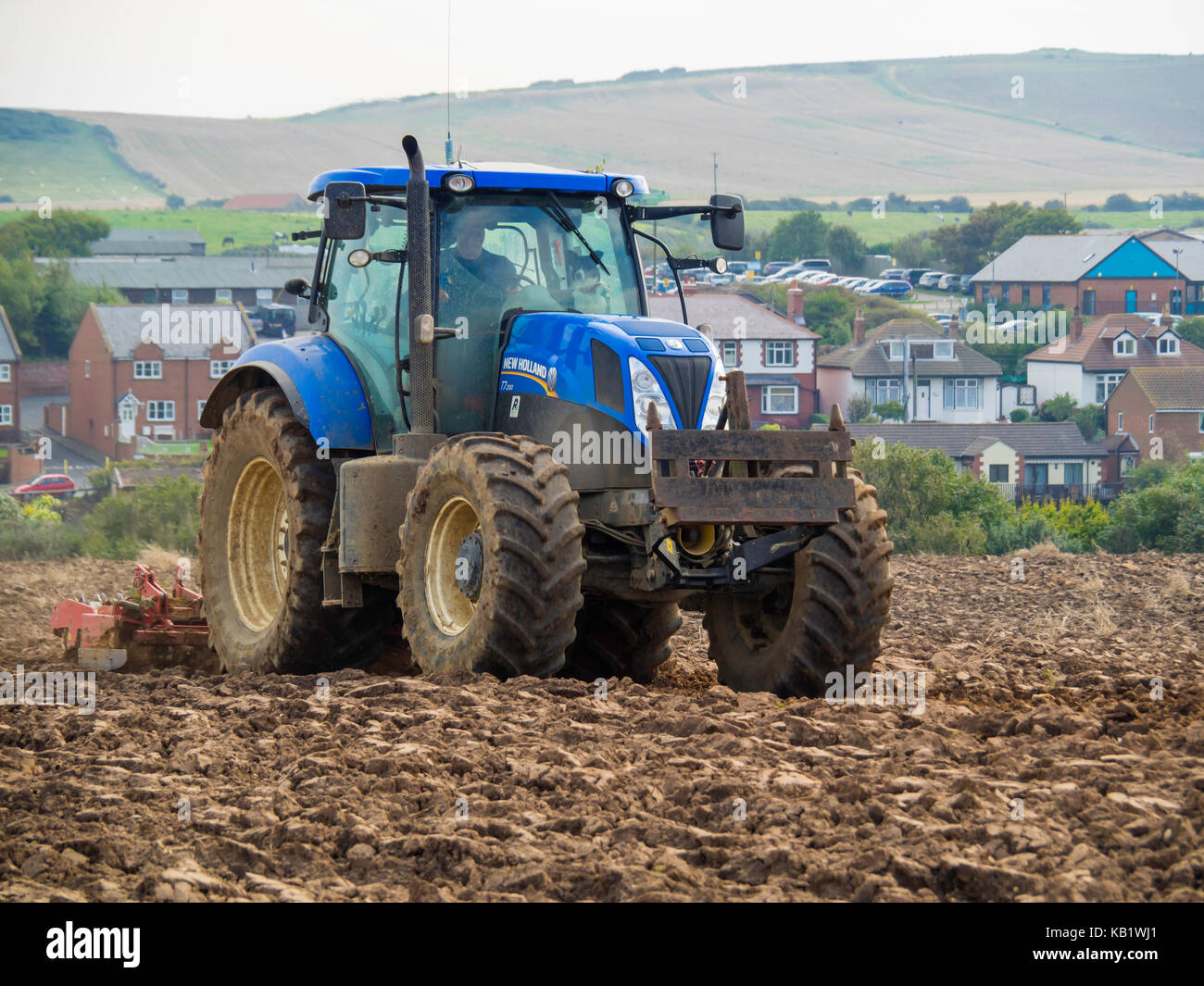 Ein Traktor und Harrow Vorbereitung ein Feld für die Aussaat von Wintergetreide in North Yorkshire England Großbritannien Stockfoto
