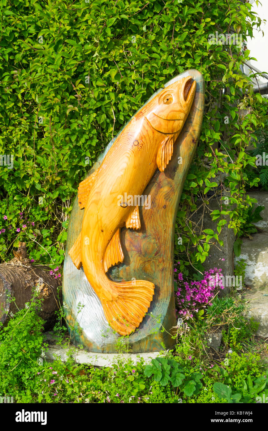 Holz Skulptur eines springenden Lachs von lokalen Kettensäge Bildhauer Steve Iredale Staithes North Yorkshire England Großbritannien Stockfoto