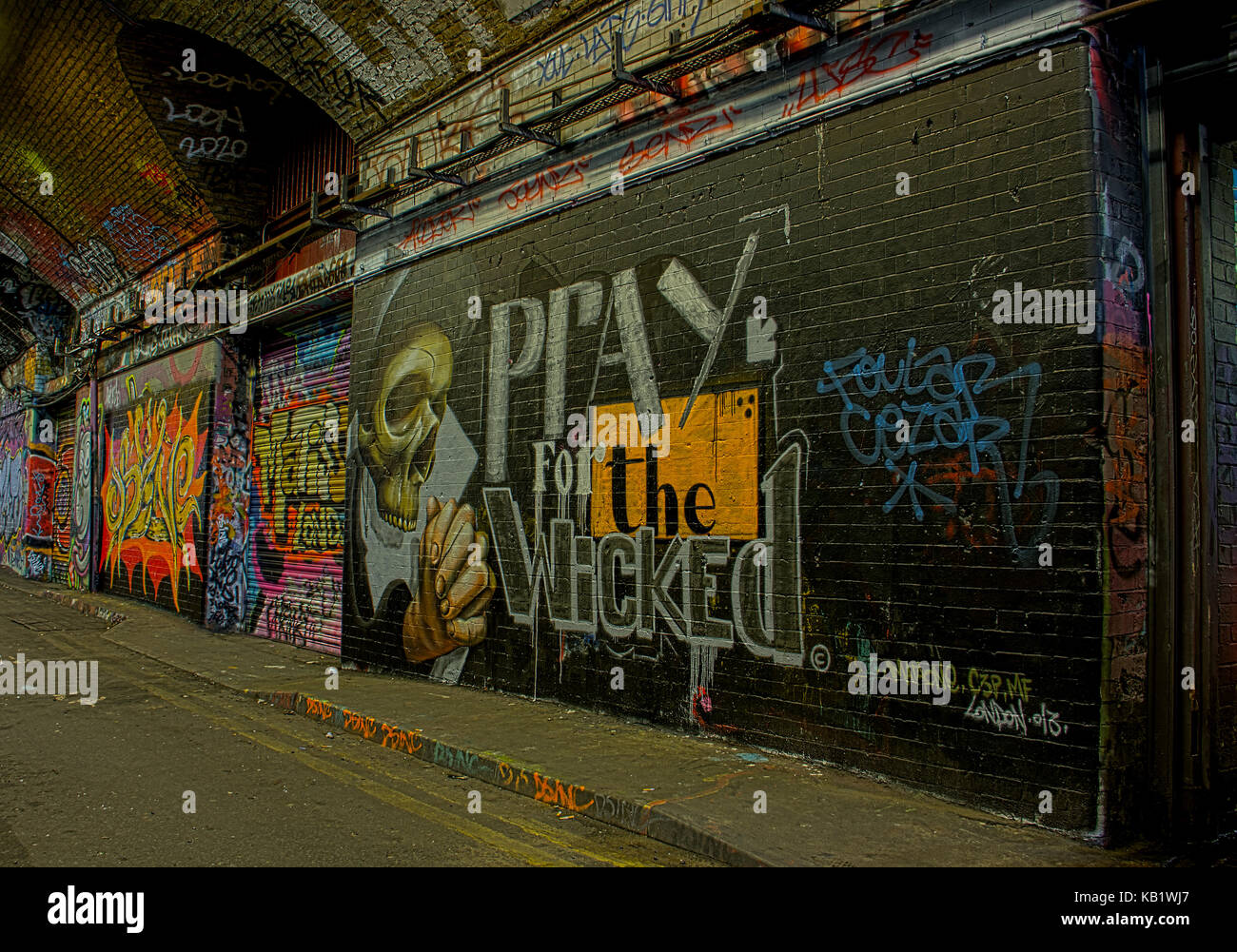 London Graffiti entlang Leake Straße Tunnel, auch als Bansy Tunnel in Lambeth, London, England, UK Stockfoto