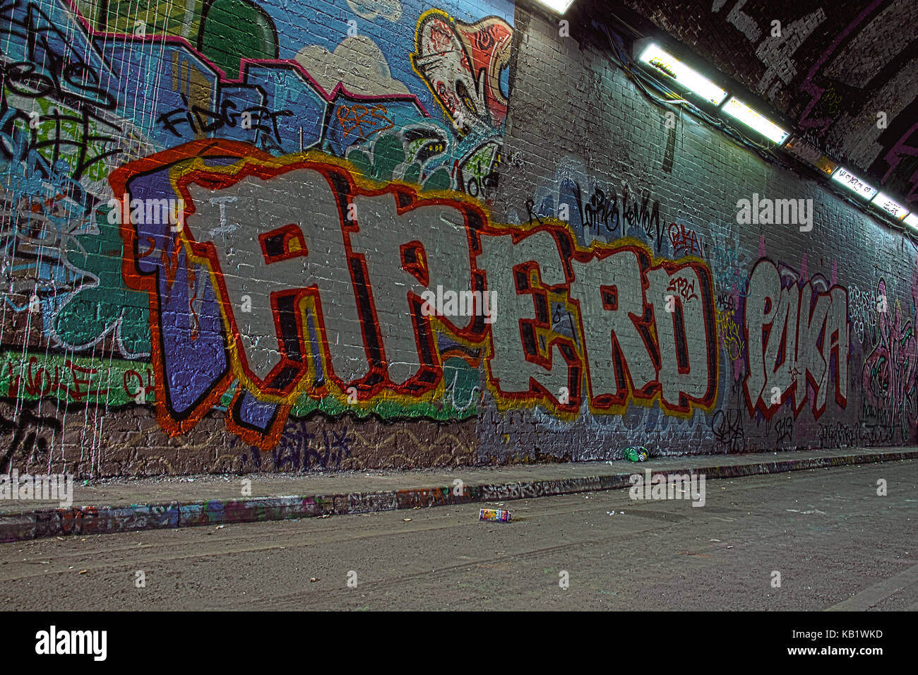 London Graffiti entlang Leake Straße Tunnel, auch als Bansy Tunnel in Lambeth, London, England, UK Stockfoto