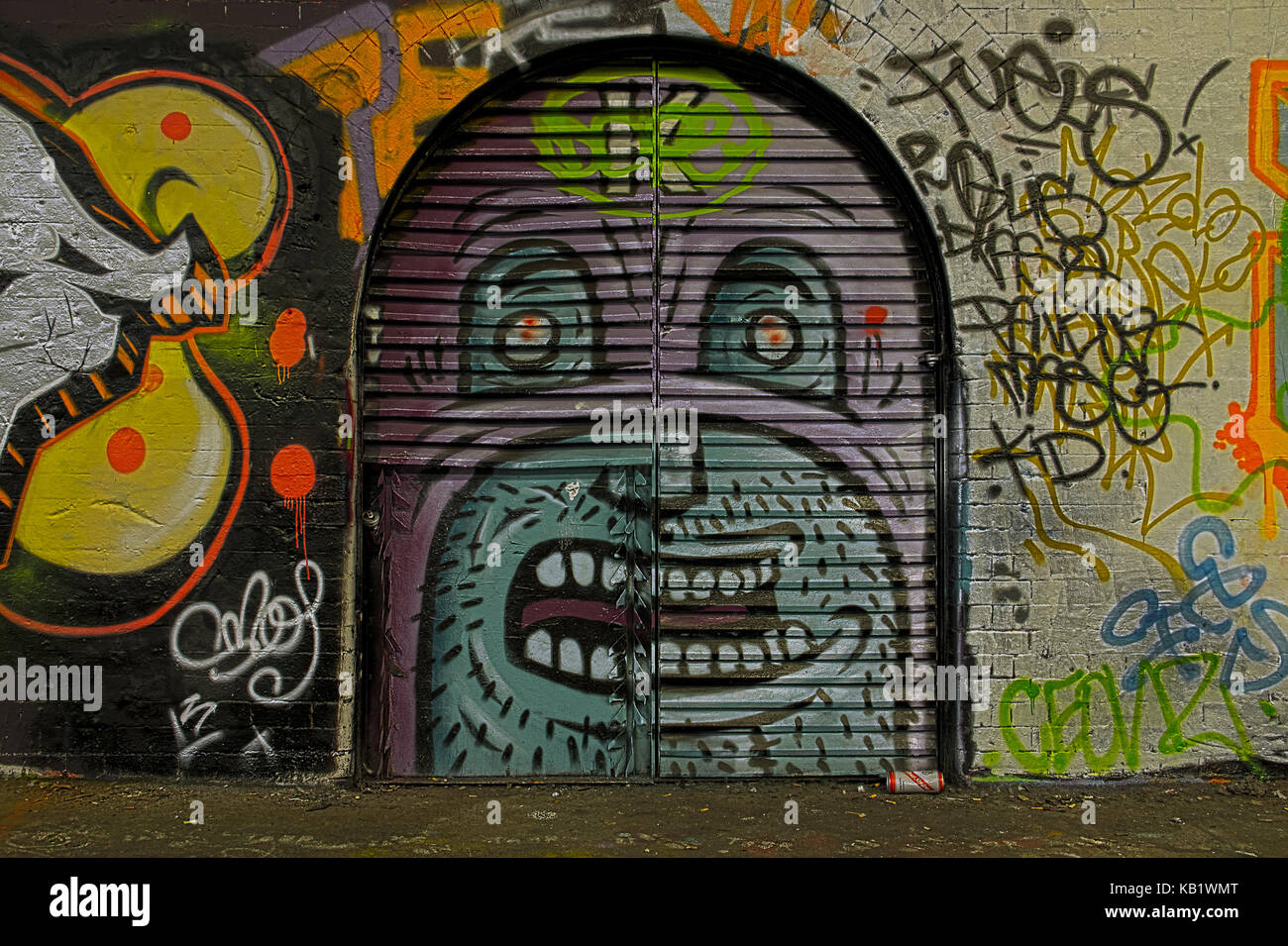London Graffiti entlang Leake Straße Tunnel, auch als Bansy Tunnel in Lambeth, London, England, UK Stockfoto