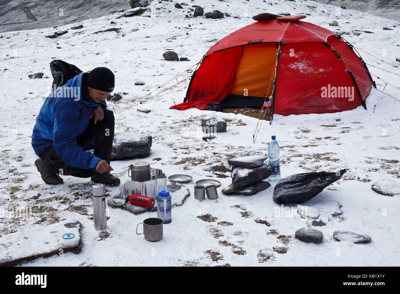 Bolivien, die Cordillera Apolobamba, Zelt, Wanderer, Kochen, Schnee, Stockfoto
