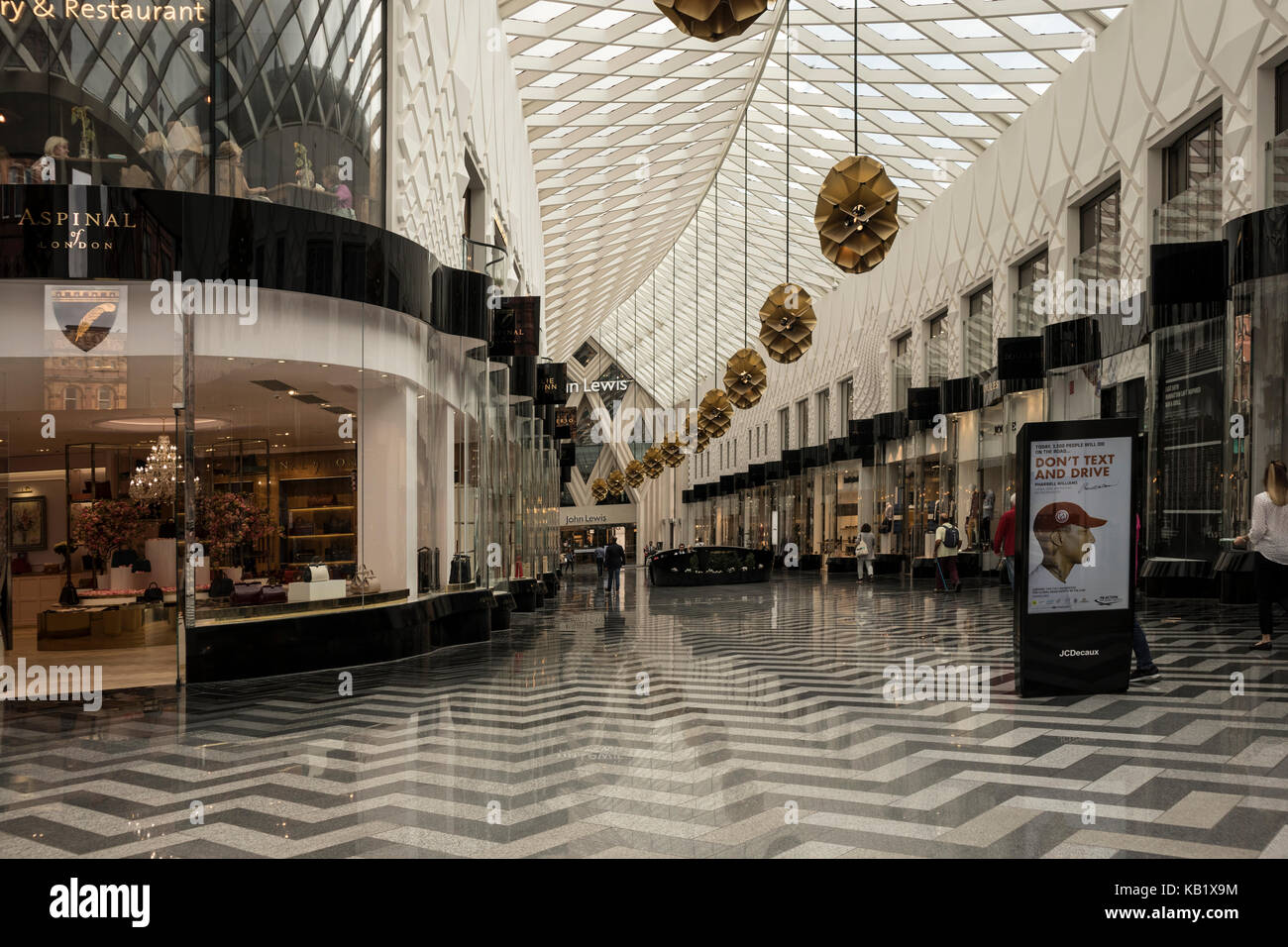 Innenraum der Victoria Gate Shopping Mall in Leeds, 2017 eröffnet, mit der Hauptmieter, John Lewis. Stockfoto
