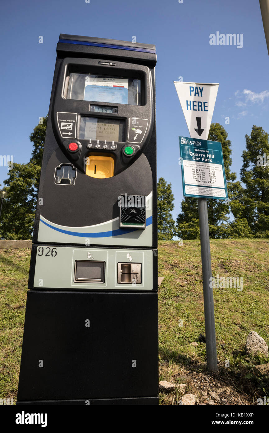 Modernes Auto Park Ticket Dispenser in Leeds Stockfoto