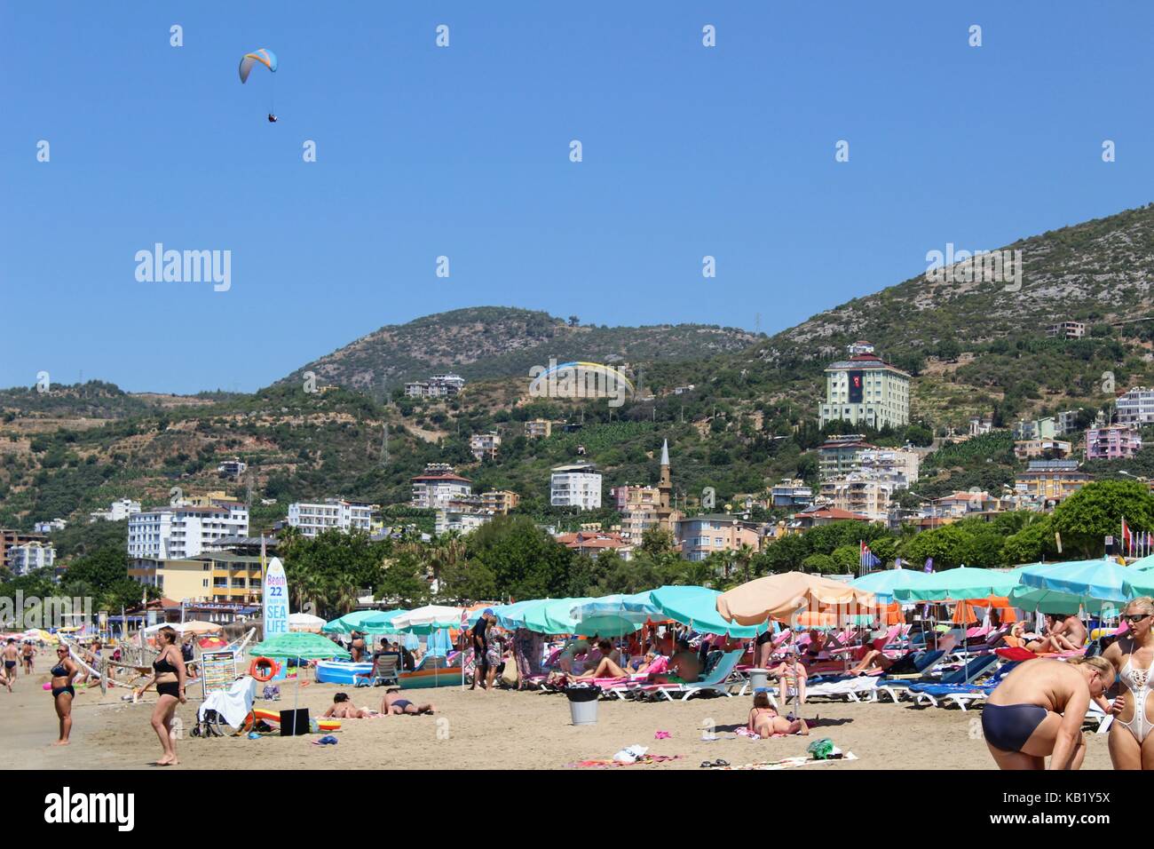 Juli, 2017 - Urlauber im Meer baden und sonnen Sie sich in der Sonne auf Cleopatra Beach (Alanya, Türkei). Stockfoto