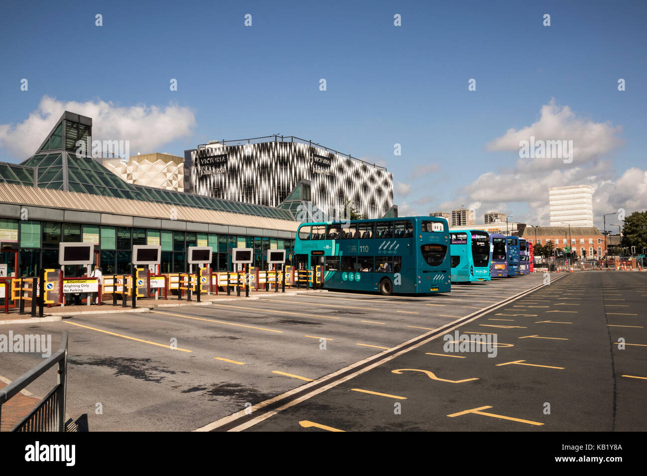 Die Außenseite des Leeds City Bus & Coach Station am Eastgate, mit dem neuen John Lewis im Hintergrund Stockfoto