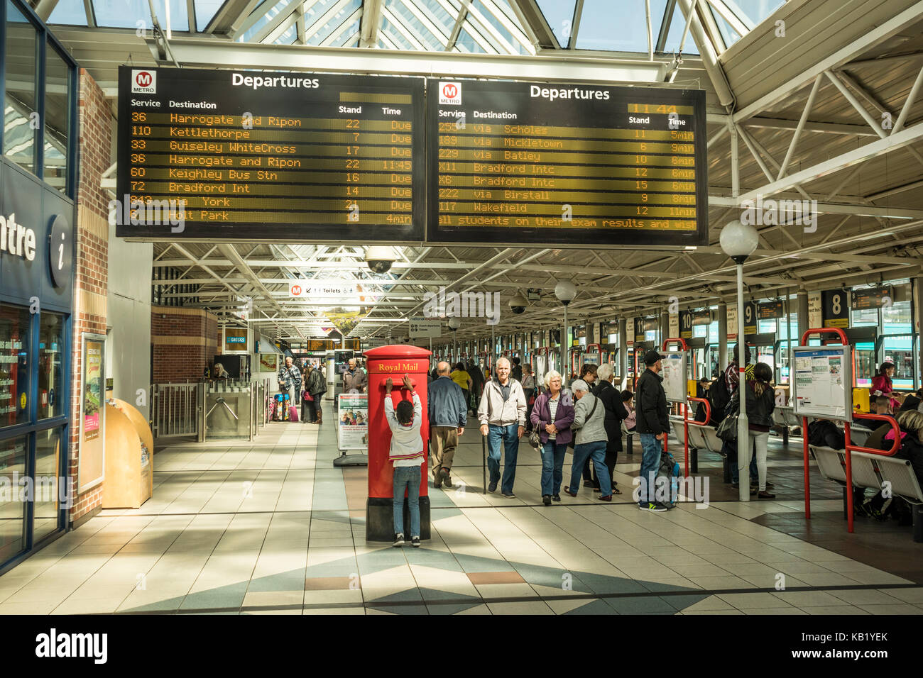 Innenraum des Leeds City Bus & Coach Station am Eastgate, mit Menschen warten auf die Busse zu gelangen Stockfoto