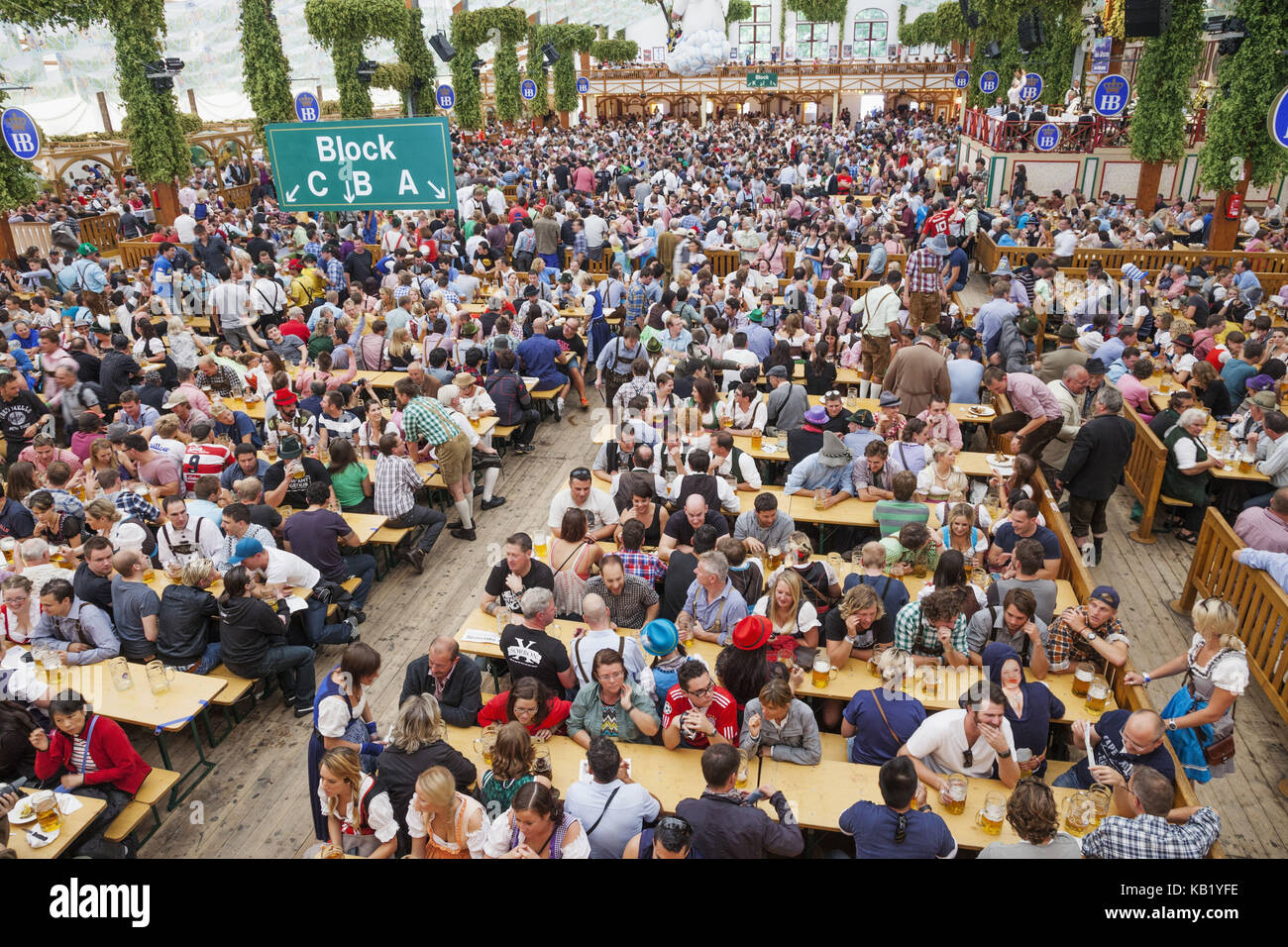 Deutschland, Bayern, München, Oktoberfest, Bier zelt Szene, Stockfoto